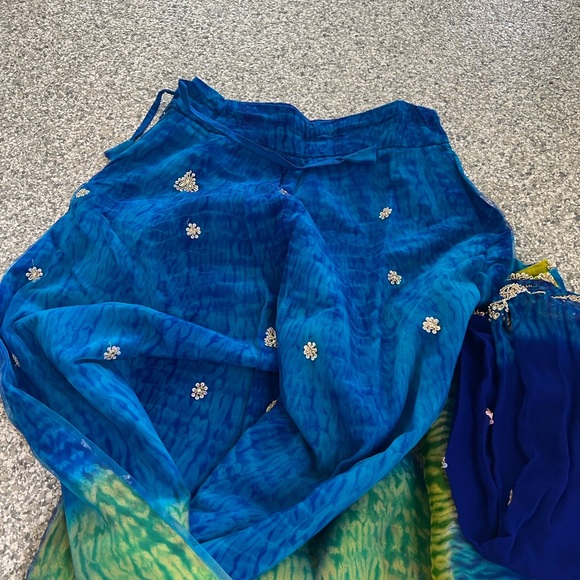 Vibrant Indian 3 piece set. Skirt, blouse & dupatta. - Picture 7 of 7